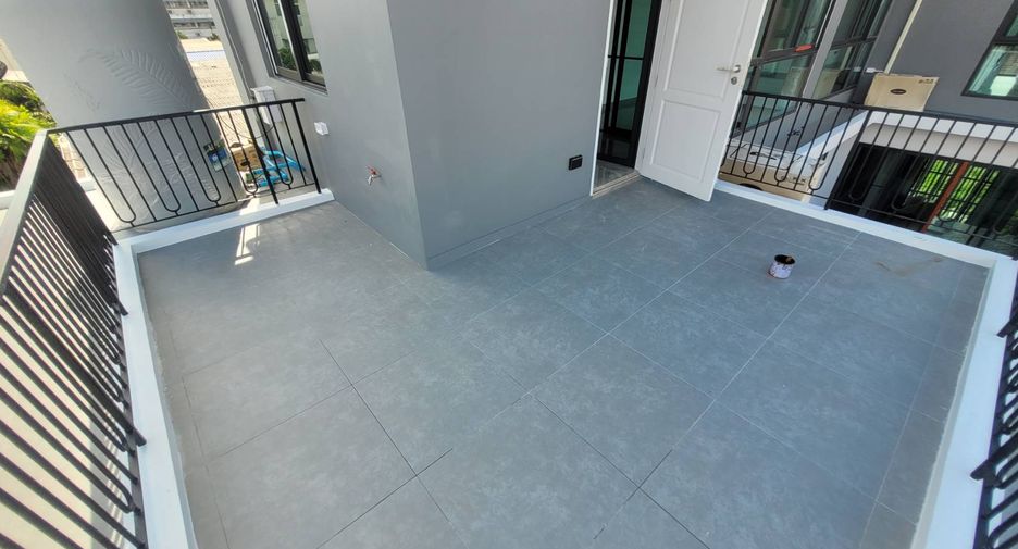 For rent 4 bedrooms house in Watthana, Bangkok