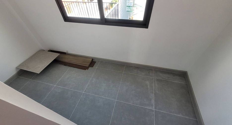 For rent 4 bedrooms house in Watthana, Bangkok