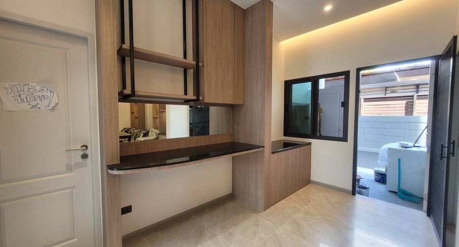 For rent 4 bedrooms house in Watthana, Bangkok