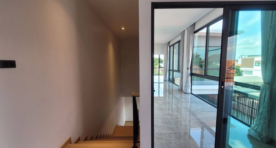 For rent 4 bedrooms house in Watthana, Bangkok