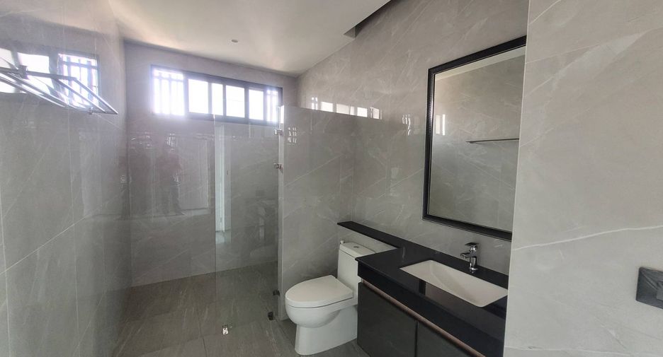 For rent 4 bedrooms house in Watthana, Bangkok