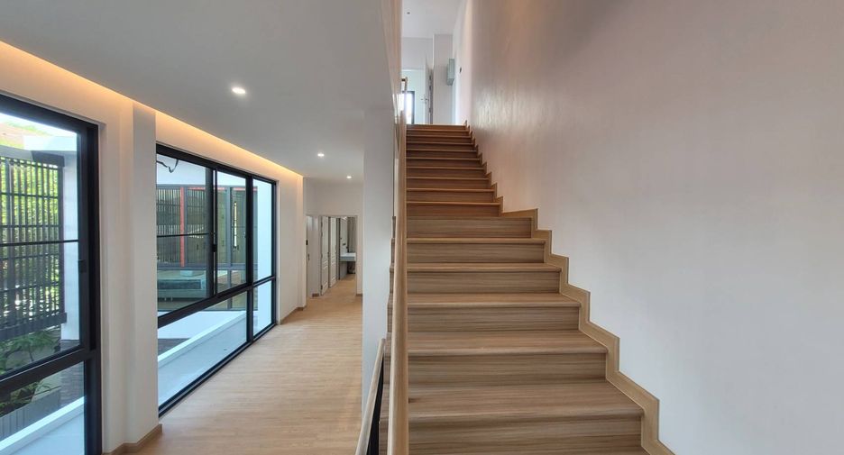 For rent 4 bedrooms house in Watthana, Bangkok