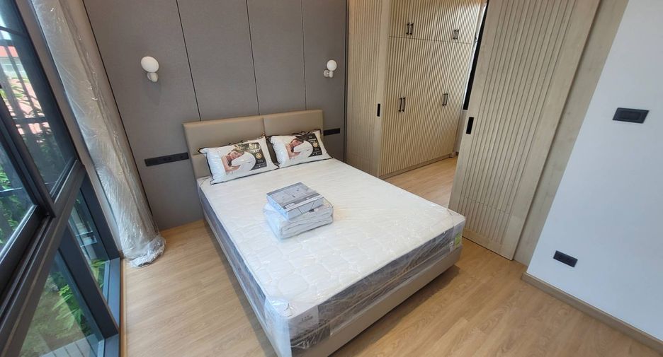 For rent 4 bedrooms house in Watthana, Bangkok