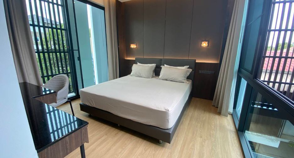 For rent 4 bedrooms house in Watthana, Bangkok