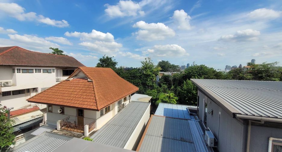 For rent 4 bedrooms house in Watthana, Bangkok
