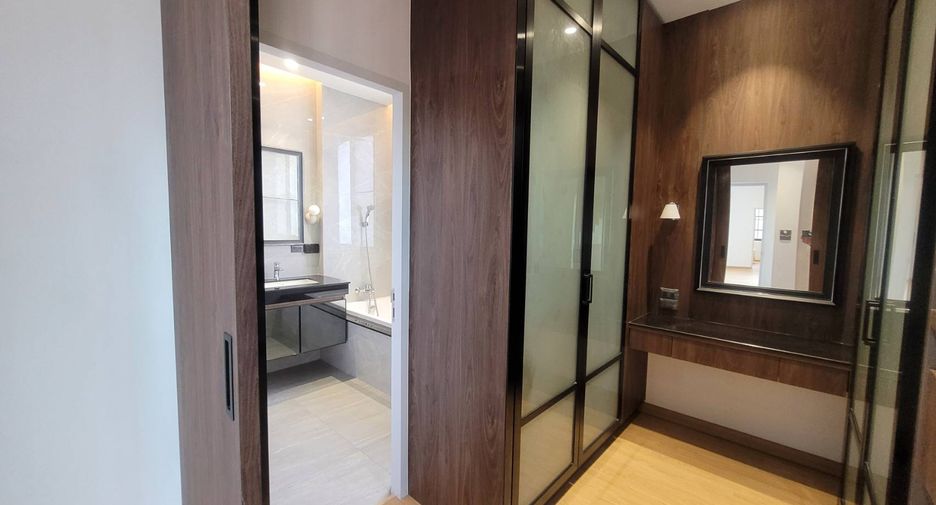 For rent 4 bedrooms house in Watthana, Bangkok
