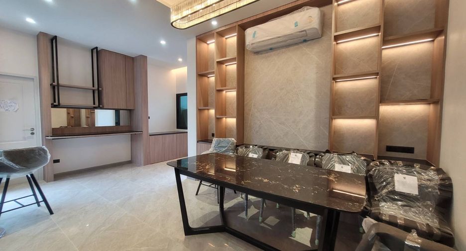 For rent 4 bedrooms house in Watthana, Bangkok