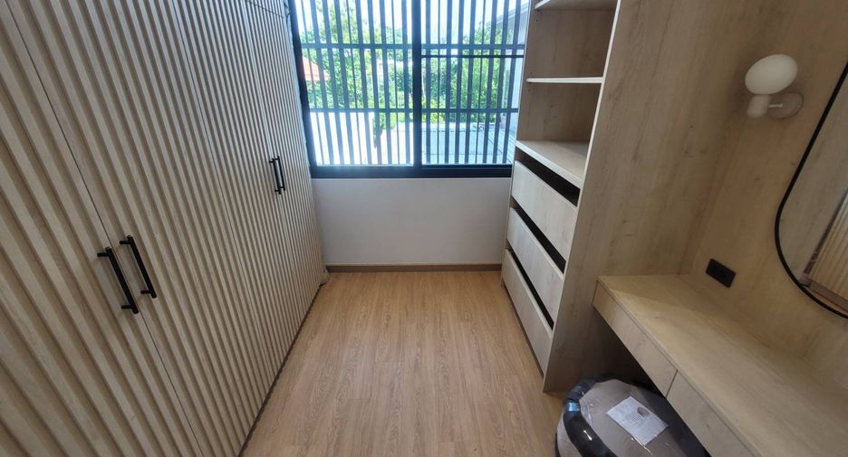 For rent 4 bedrooms house in Watthana, Bangkok