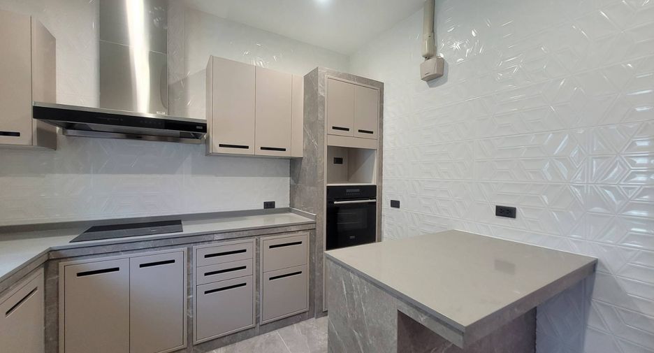 For rent 4 bedrooms house in Watthana, Bangkok
