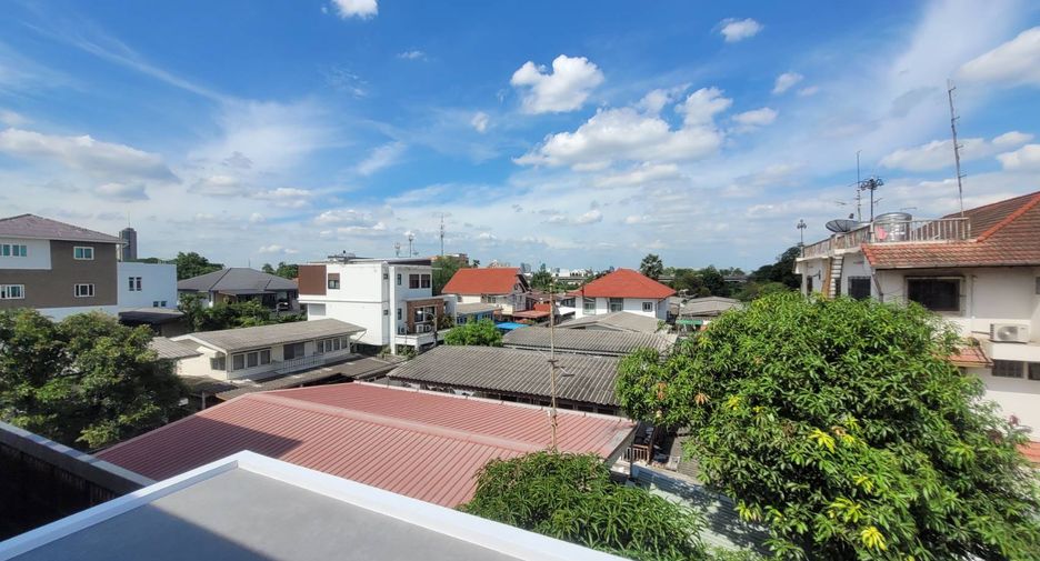 For rent 4 bedrooms house in Watthana, Bangkok