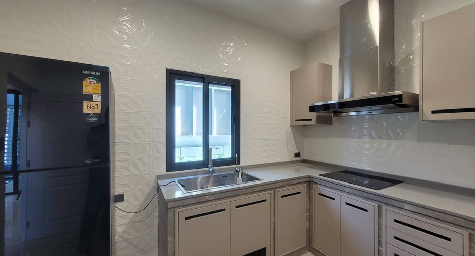 For rent 4 bedrooms house in Watthana, Bangkok