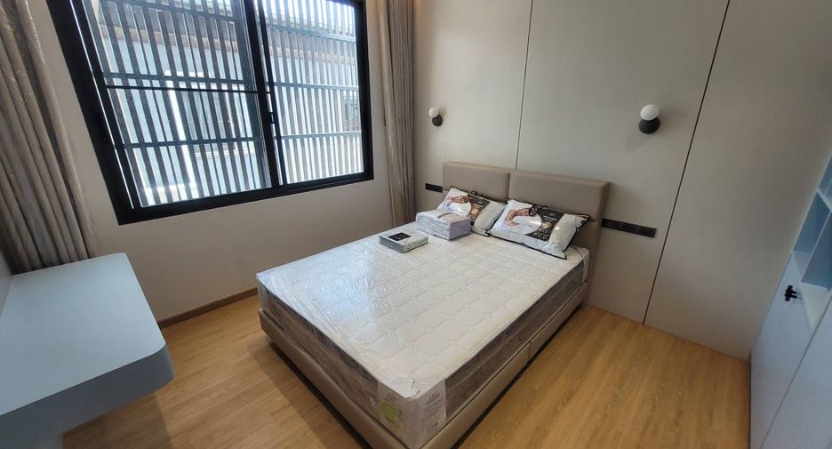 For rent 4 bedrooms house in Watthana, Bangkok
