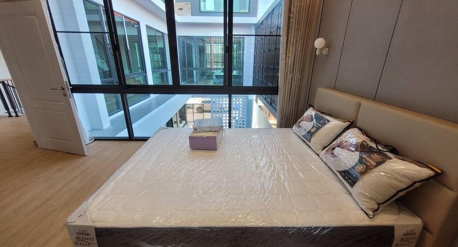 For rent 4 bedrooms house in Watthana, Bangkok