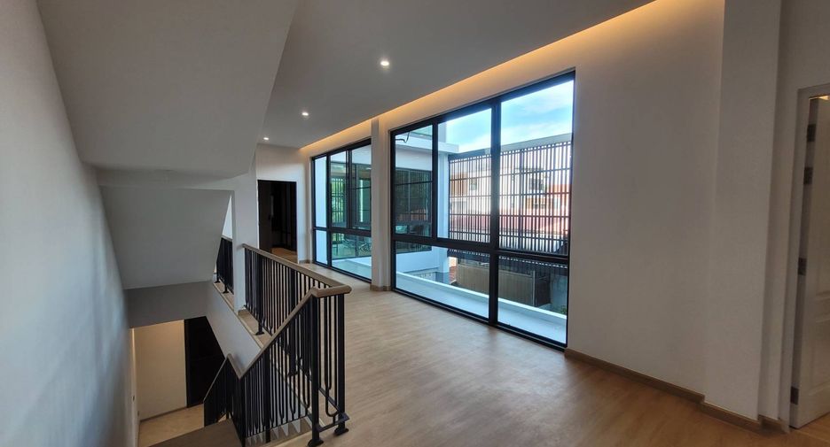 For rent 4 bedrooms house in Watthana, Bangkok