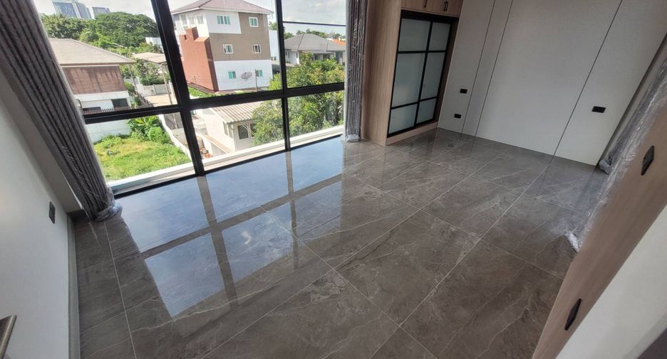 For rent 4 bedrooms house in Watthana, Bangkok