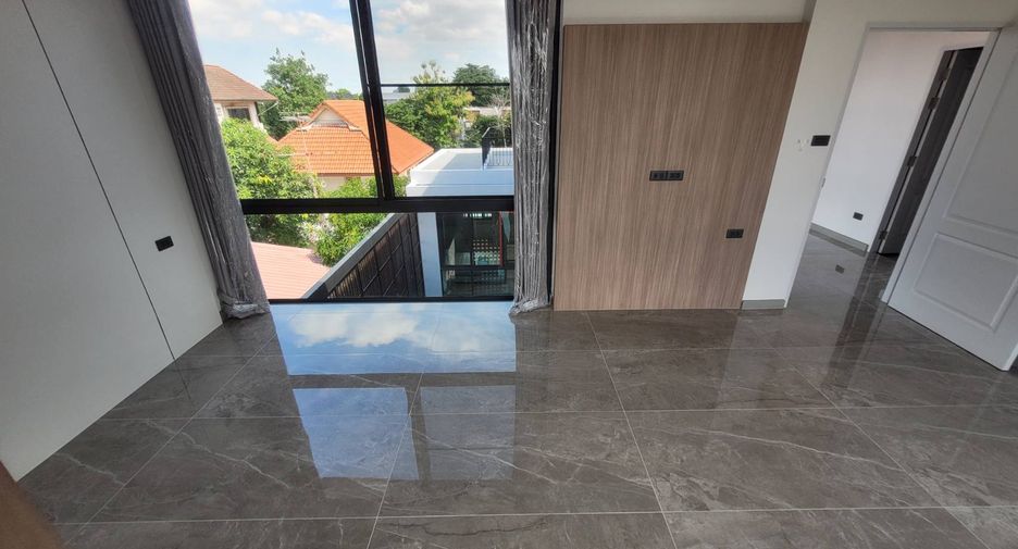 For rent 4 bedrooms house in Watthana, Bangkok