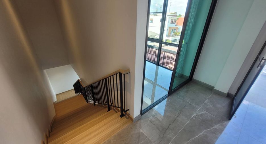 For rent 4 bedrooms house in Watthana, Bangkok