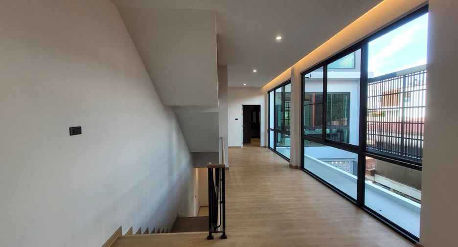 For rent 4 bedrooms house in Watthana, Bangkok