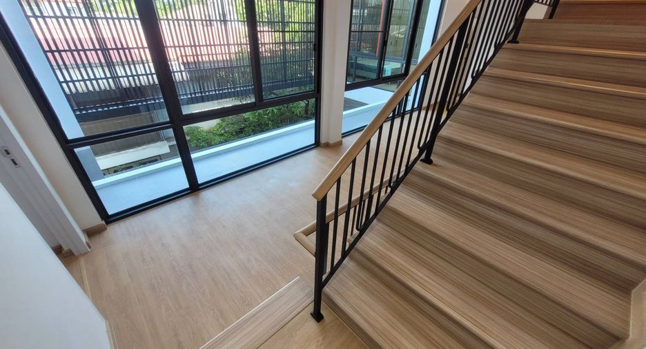 For rent 4 bedrooms house in Watthana, Bangkok