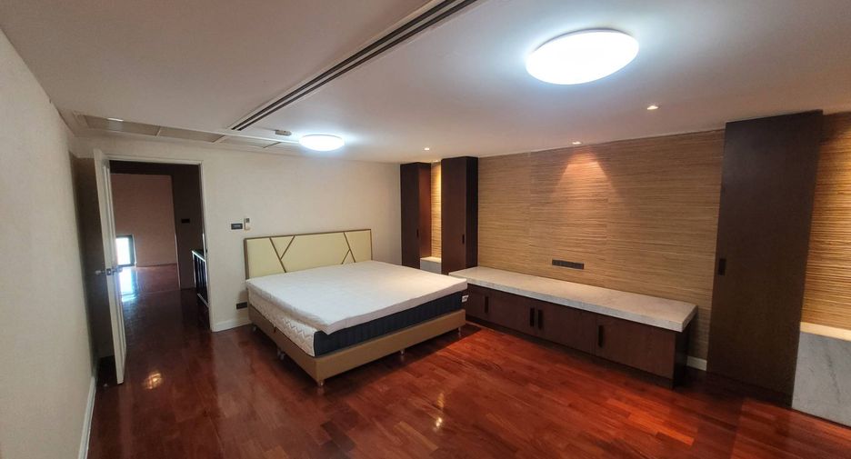 À louer 4 chambres maison de ville à Watthana, Bangkok
