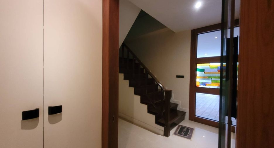 À louer 4 chambres maison de ville à Watthana, Bangkok