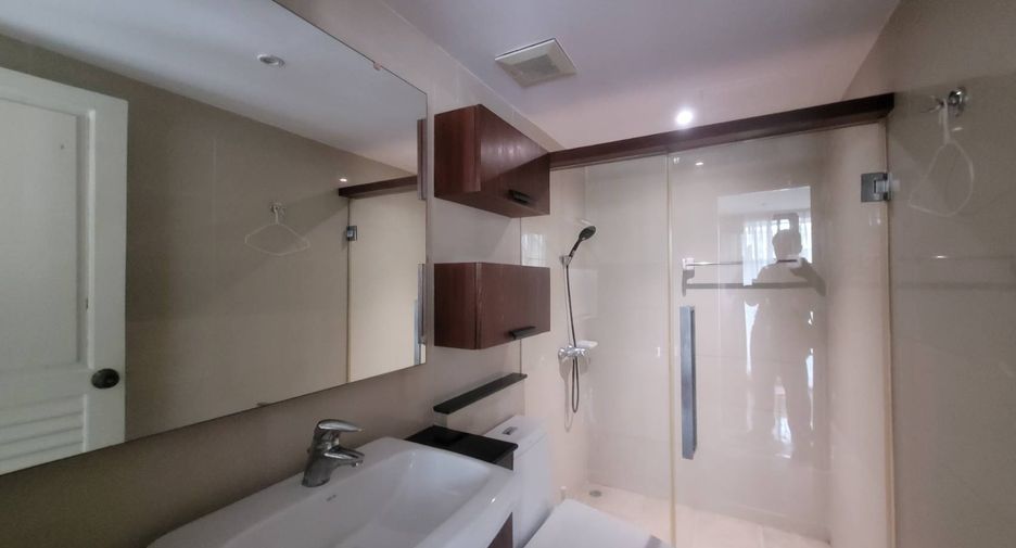 À louer 4 chambres maison de ville à Watthana, Bangkok