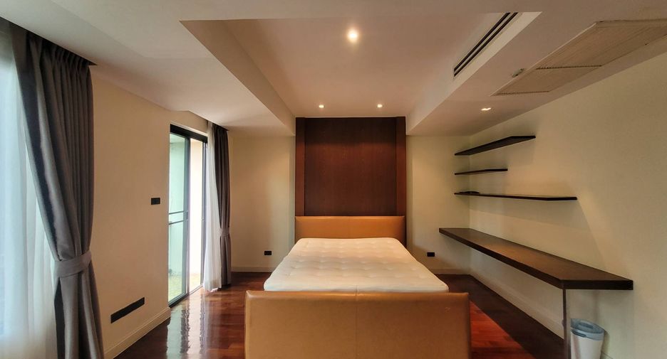 À louer 4 chambres maison de ville à Watthana, Bangkok
