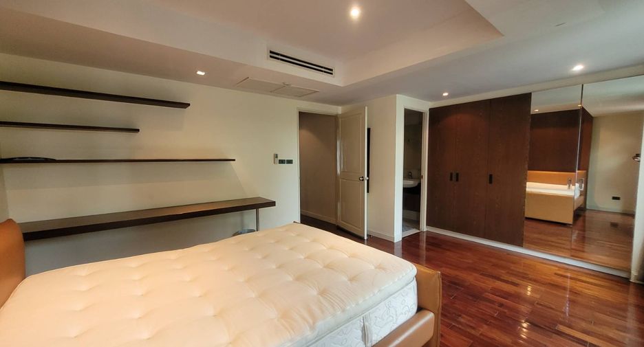 À louer 4 chambres maison de ville à Watthana, Bangkok