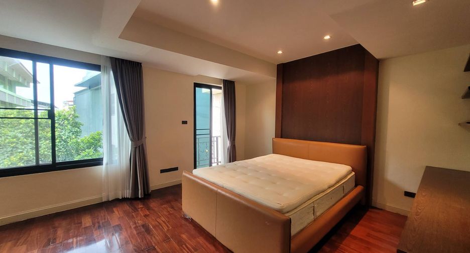À louer 4 chambres maison de ville à Watthana, Bangkok