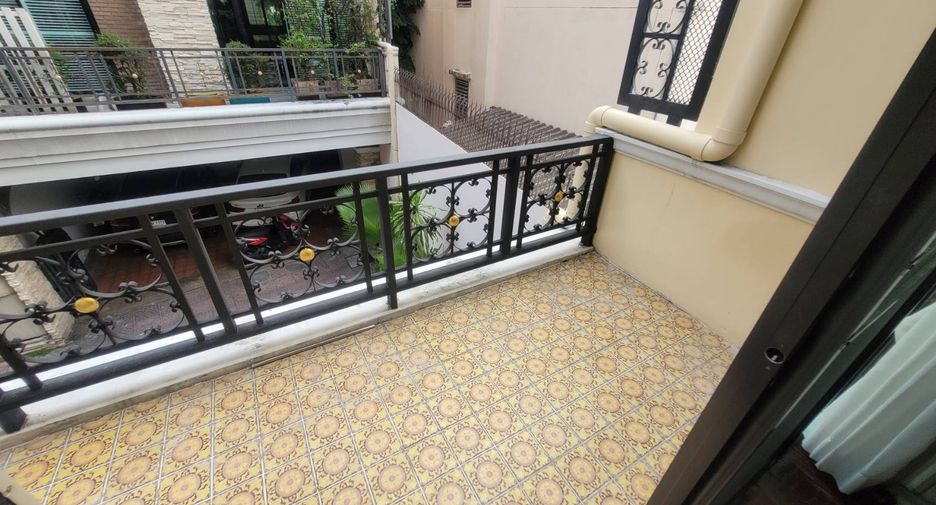 À louer 4 chambres maison de ville à Watthana, Bangkok