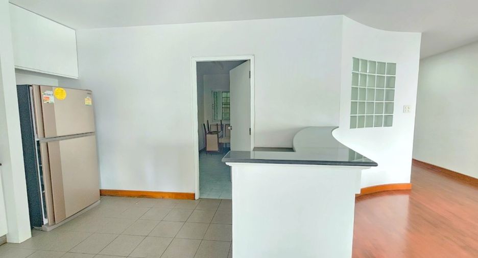 For rent 3 bedrooms condo in Watthana, Bangkok