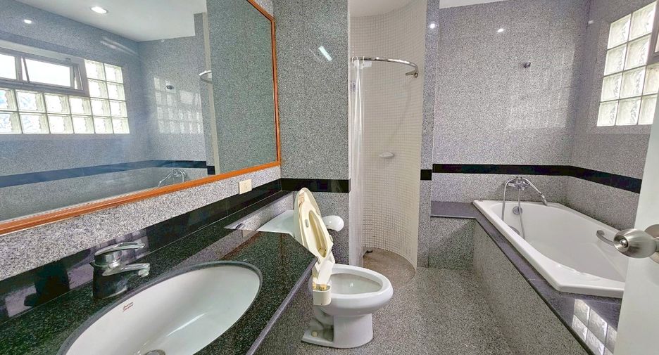 For rent 3 bedrooms condo in Watthana, Bangkok