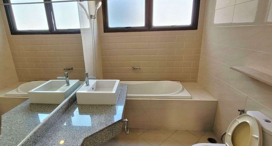 Condo en alquiler de 3 habitaciones en Watthana, Bangkok
