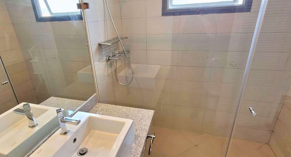 Condo en alquiler de 3 habitaciones en Watthana, Bangkok