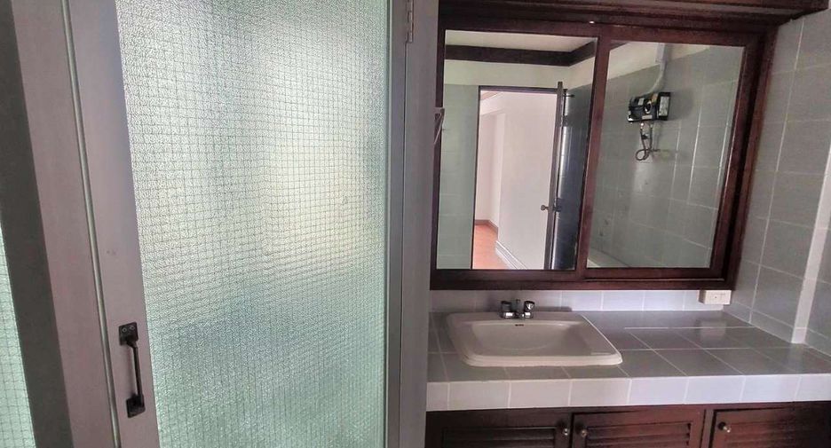 Condo en alquiler de 3 habitaciones en Watthana, Bangkok