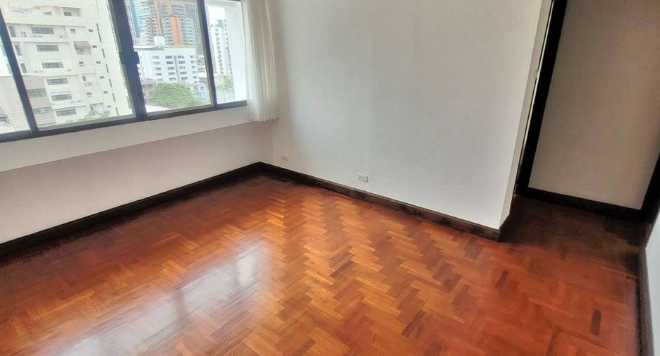 Condo en alquiler de 3 habitaciones en Watthana, Bangkok
