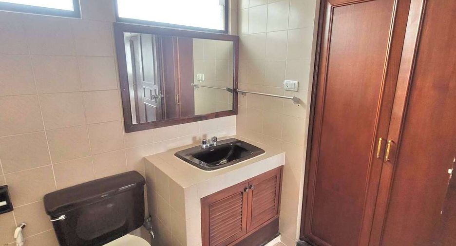 Condo en alquiler de 3 habitaciones en Watthana, Bangkok