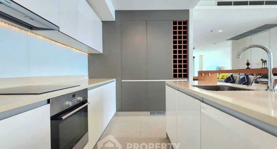 For sale 3 ベッドルーム condo in Sathon, Bangkok