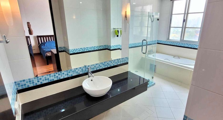 For rent 3 bedrooms condo in Khlong Toei, Bangkok