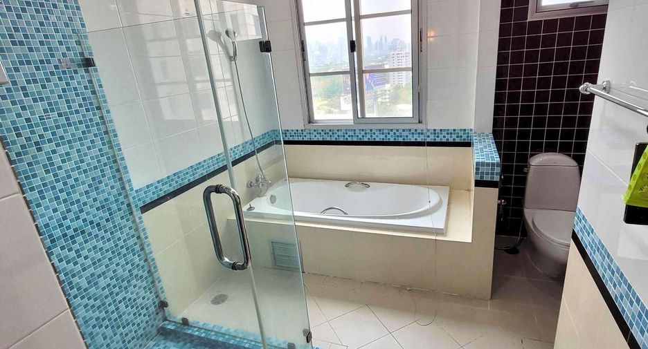 For rent 3 bedrooms condo in Khlong Toei, Bangkok