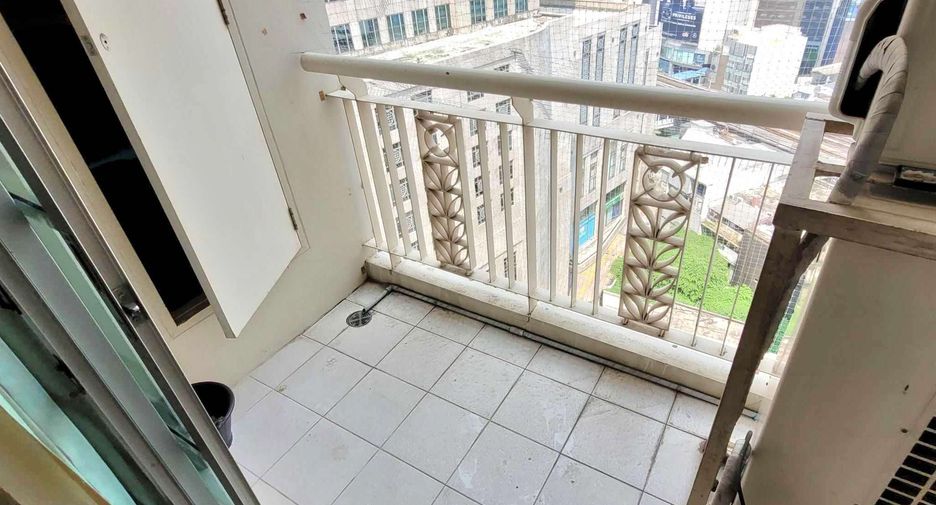 For rent 3 bedrooms condo in Khlong Toei, Bangkok