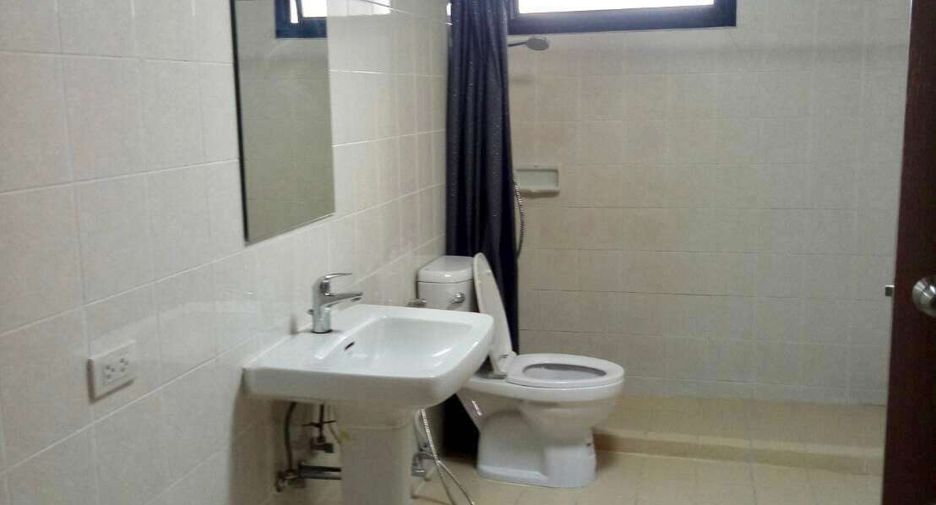 For rent 3 bedrooms condo in Khlong Toei, Bangkok