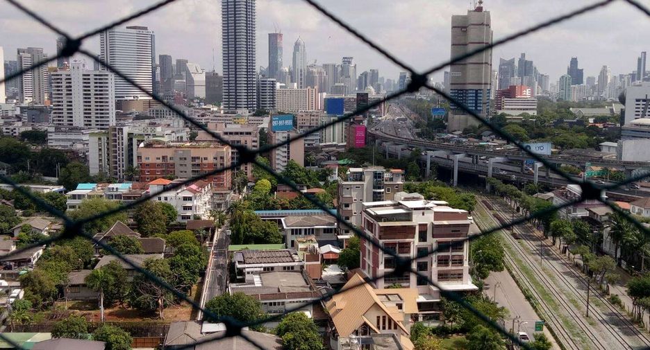 For rent 3 bedrooms condo in Khlong Toei, Bangkok
