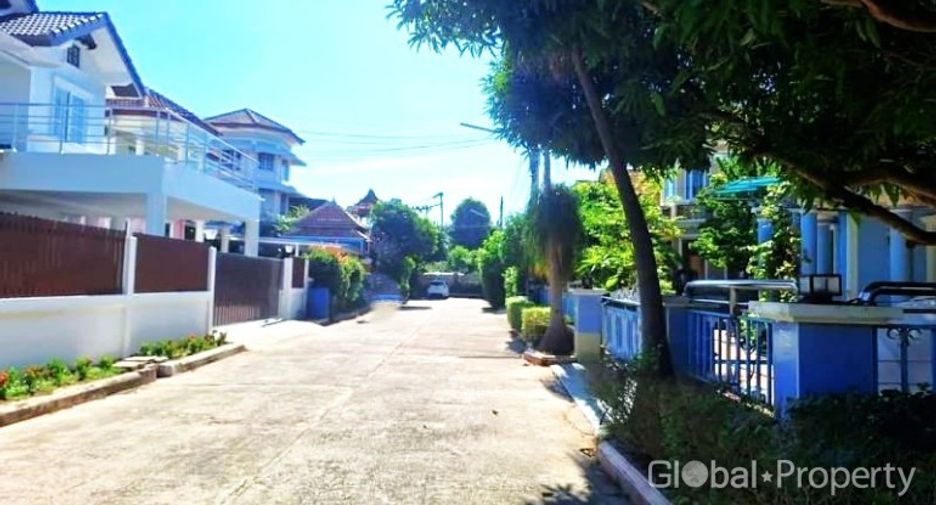 For sale 5 bedrooms house in East Pattaya, Pattaya