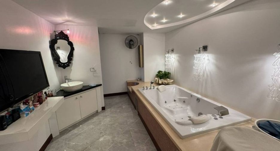 For sale 3 bedrooms condo in South Pattaya, Pattaya