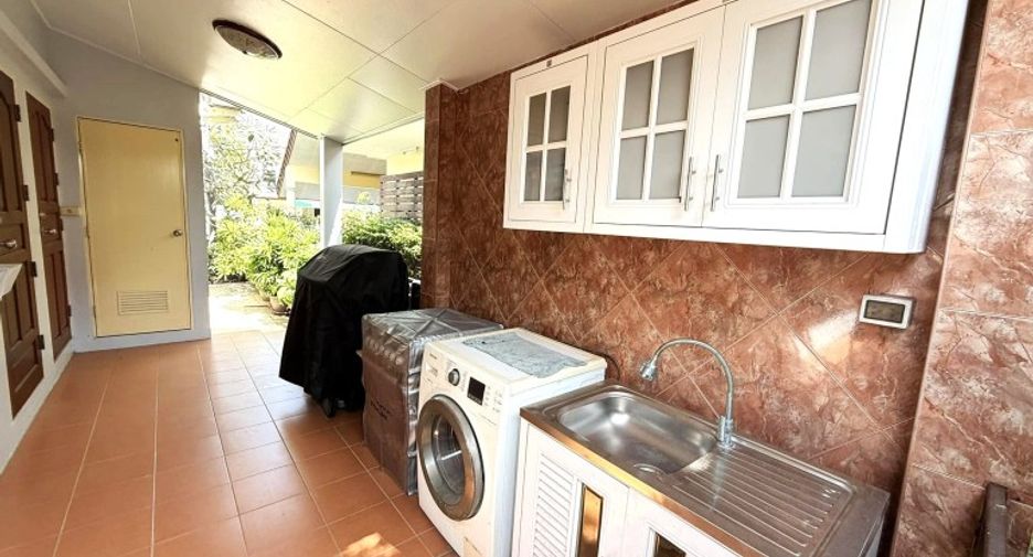 For sale 4 bedrooms house in East Pattaya, Pattaya