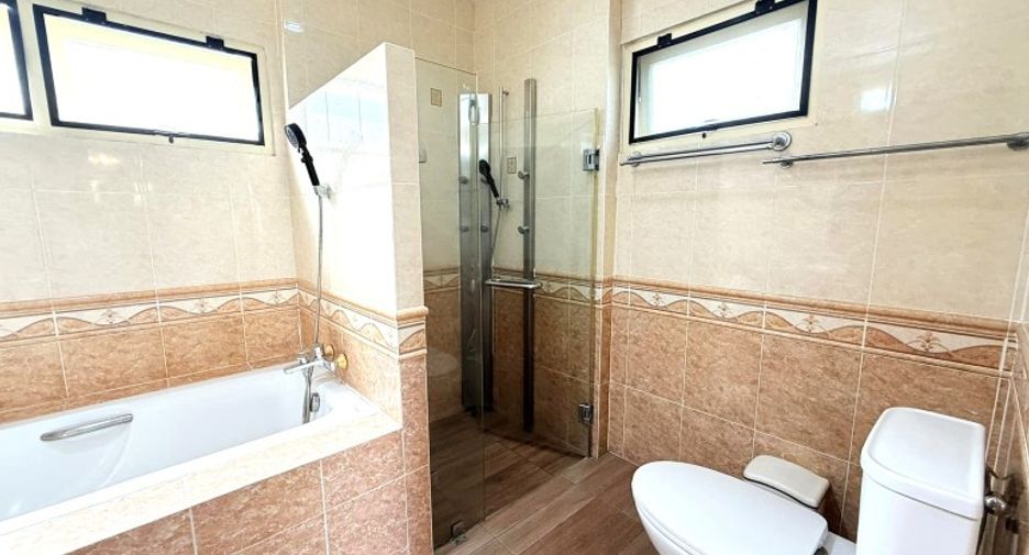For sale 4 bedrooms house in East Pattaya, Pattaya
