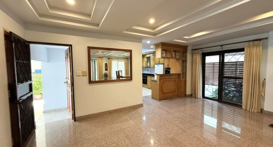 For sale 4 bedrooms house in East Pattaya, Pattaya