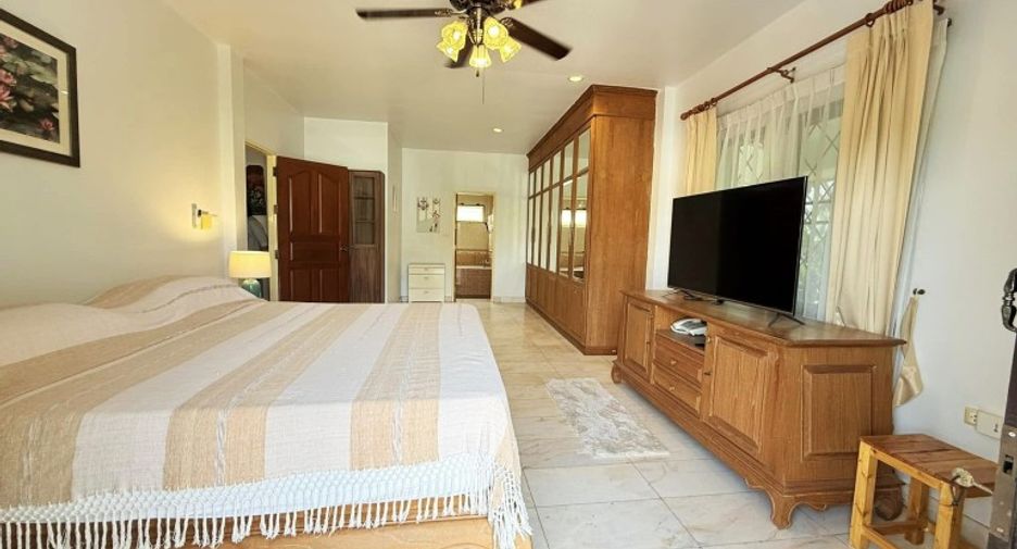 For sale 4 bedrooms house in East Pattaya, Pattaya