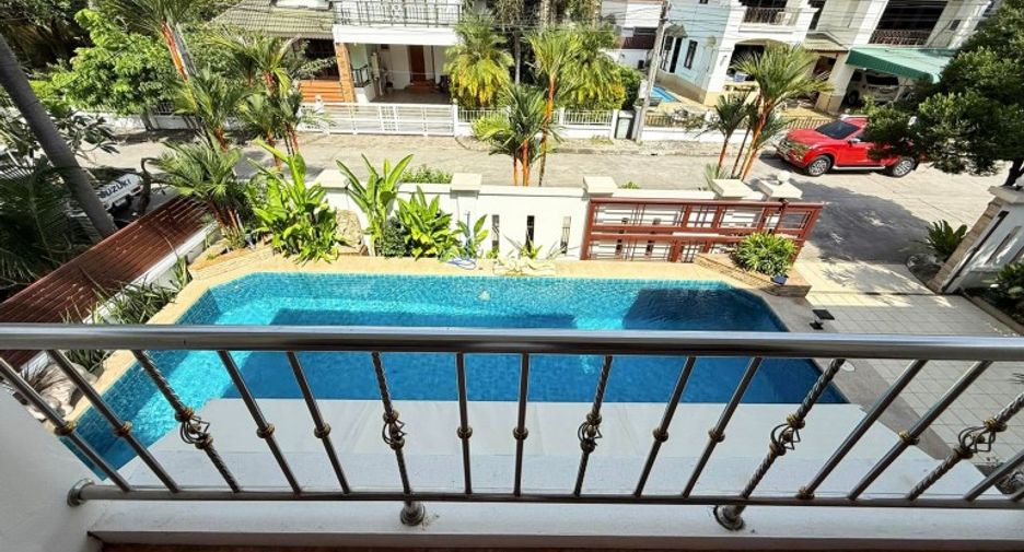 For sale 4 bedrooms house in East Pattaya, Pattaya